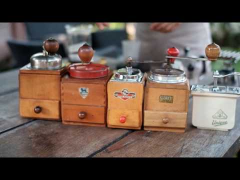 รวมมิตรเครื่องบดกาแฟมือหมุนโบราณ - Meet and greet a group of  vintage coffee grinder.