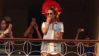 Claudia Leitte na sacada do hotel sendo ovacionada em Maués no Amazonas