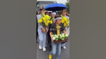 Mẹ và vợ của Diễn Viên Quý Bình ôm tro cốt anh đi ra biển cần giờ và tiễn anh lần cuối #shorts