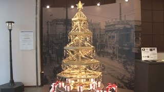 純金線”の2億円ツリー 貴金属店で展示・販売 - YouTube
