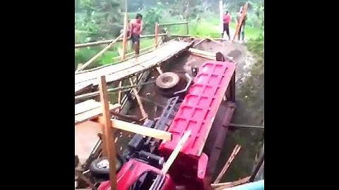 Nekat supir truk ini melewati jembatan dan ahirnya jatuh ke jurang