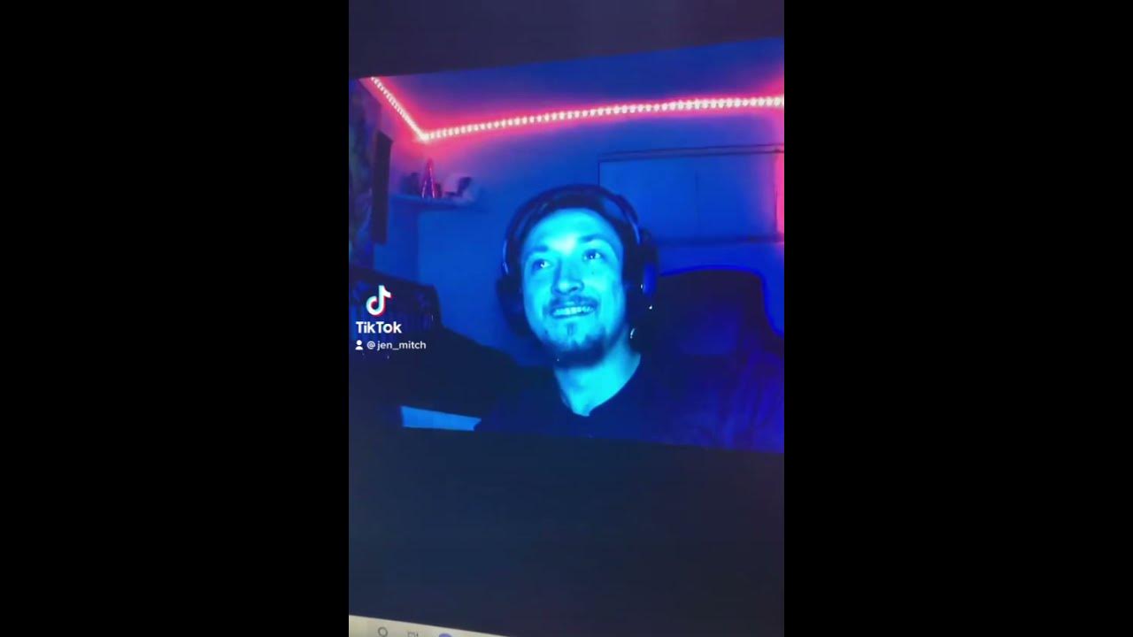 Quick dance break in discord between gamessss awholemood twitch discord youtube