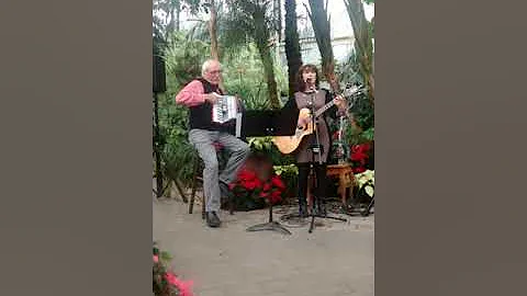 Mary Farr with John McMillan on Accordion - Troubl...
