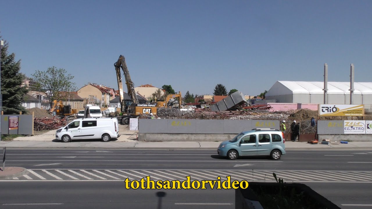 A Zalaegerszegi Fedett Uszoda bontása.