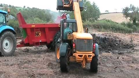 NC 11m3 Manure Spreader with JCB526 loading.mpg