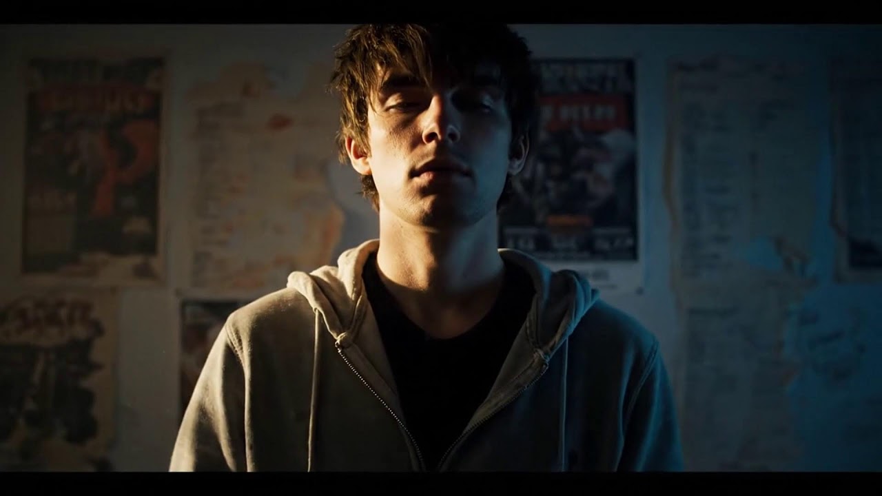 Gritty 2000s Alt-Rock: Garage Jam from a Fuzzed-Out Bass Universe (inspired by QOTSA)