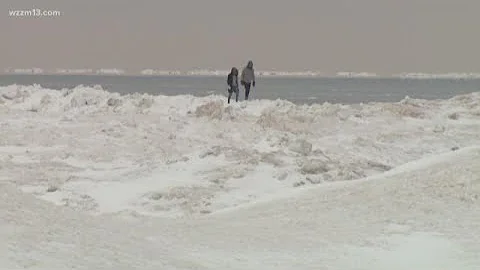 Police warn about dangerous ice on Lake Michigan