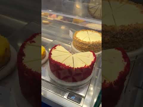جولة داخل كافيه أنيق أجواء دافئة ورائحة قهوة منعشة