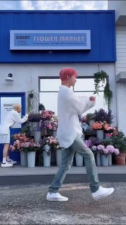 seungkwan at the back!!😂🌎 #seventeen #world #the8 #seungkwan