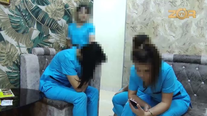 Xorozini moy bilan yoglab qollari bilan sikdi. Erkak jinsiy aloqa paytida kokragiga tegadi.