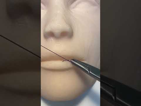 Видео: Как лечить порезанную губу (с иллюстрациями)