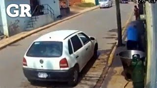 Avienta sujeto a perro en aceite hirviendo