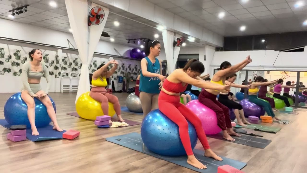 Yoga cùng bóng lớn , giảm tình trạng đau lưng, đau cổ vai gáy ..