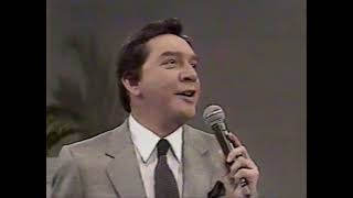 Marco Antonio Muñiz canta "Para empezar el año" en el programa Hoy Mismo con Lourdes Guerrero 1984
