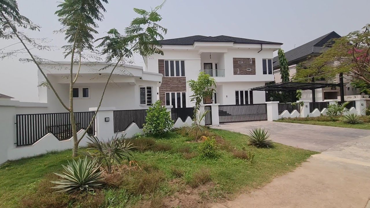 The Best Family Home! 7 Bedroom House For Sale in one of the best estates to live in Lagos - ₦400m