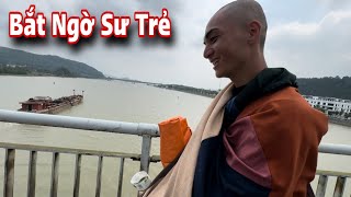 Bắt Ngờ Vị Sư Trẻ Cùng Thầy Minh Tuệ