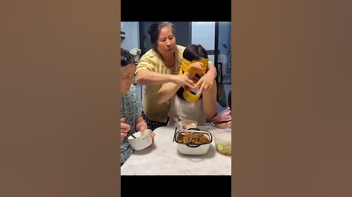 Poor #chinita for being on her #cellphone #she doesn’t eat😂😂-#shorts