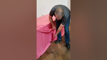 Overlapping cloths on long banquet tables