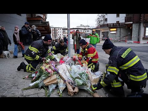 Video Svizzera, omaggio dei vigili del fuoco alle vittime dell'incendio mortale in località sciistica