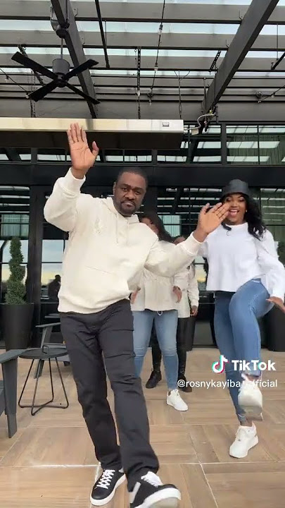 Regarder ambiance de Mike kalambay et Sandra mbuyi et Ronsy kayiba et Deborah lukalu