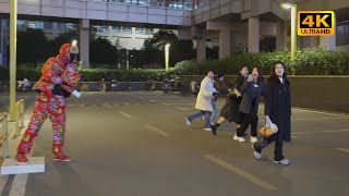 【恶作剧231】穿上心爱的花棉袄 做这条街最靓的仔.Fake model funny prank in China.