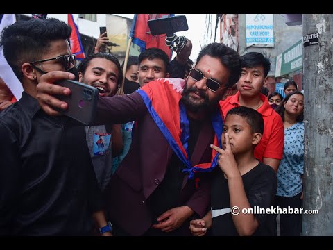 बालेन शाहको घरदैलो : सेल्फी खिच्ने, नमस्कार गर्ने हिँड्ने | Balen Saha
