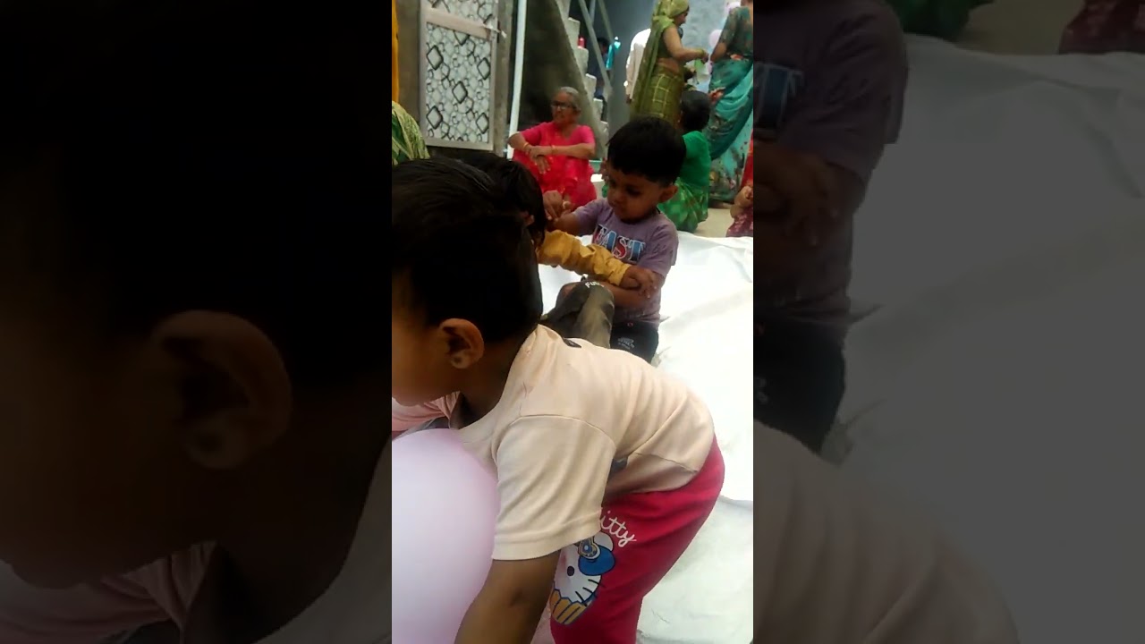 balums se khelte bache