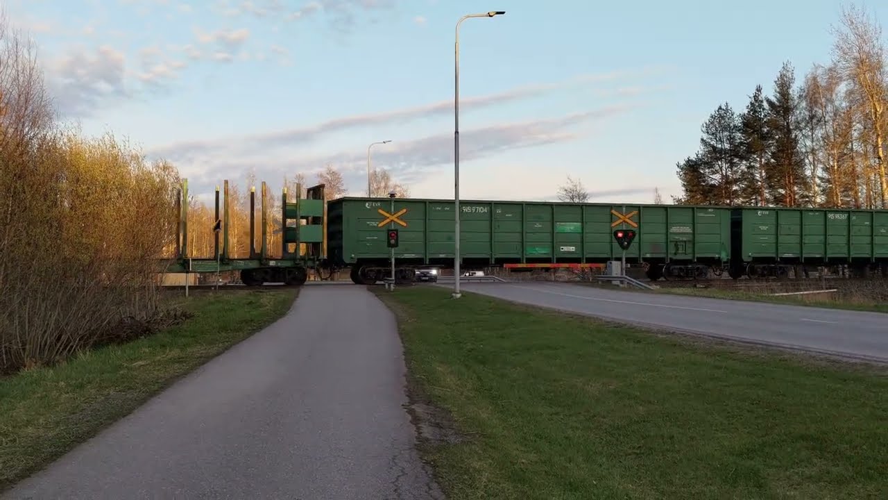 Tavarajuna T 7171 Kouvolasta Aittaluotoon ja Seikun sahalle. Kuvattu kahdesta eri paikasta (4K)