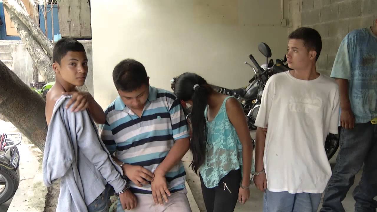 Detienen a pandilleros son uniformes y armas @KrissRecinosTCS