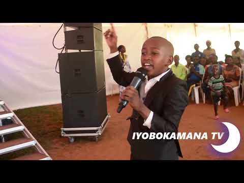 umupapa-uririmbana-n'umwana-we-muto-yemeje-abantu-mu-giterane-cya-turwanye-karande-mbi