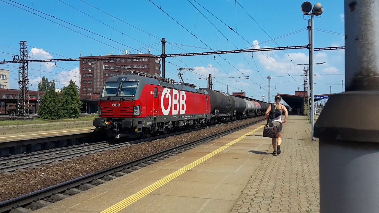 Vectron OBB 1293 001-4 projíždí Pardubicemi