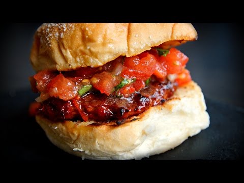 Video: Začinite Svoju Grill Igru ovim Chorizo Burger Receptom