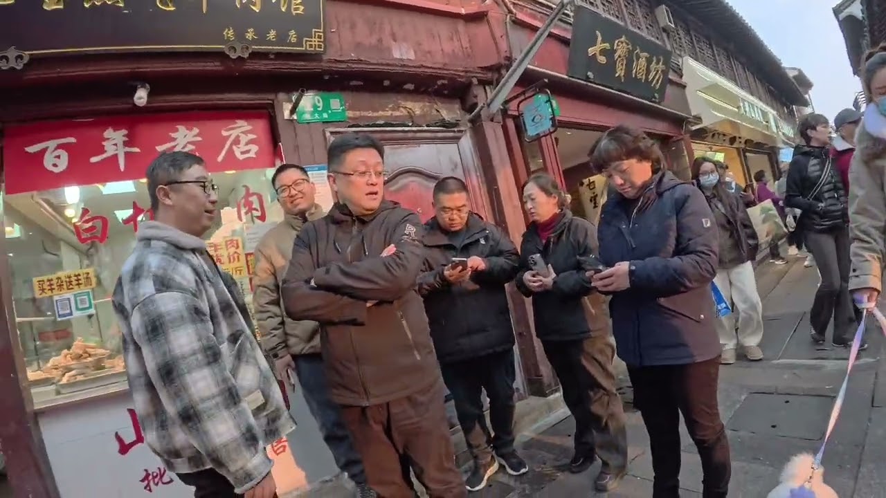 七宝老街夕阳无限好前一游.  上海市中心附近 地铁可以到.  到处都是小吃美食 一定得空着肚子来.  可以发呆一整天的景点 有茶馆餐厅等等.  不用去更远的古镇了哈哈.  主题可以写96个字像作文哈.