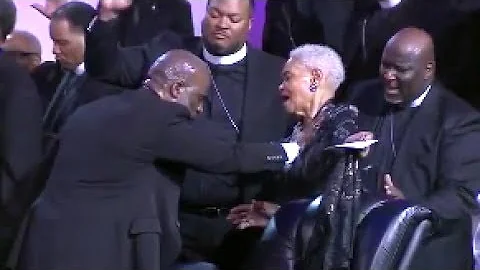 Bebe Winans Laying Hands On His Mother Mom Winans ...