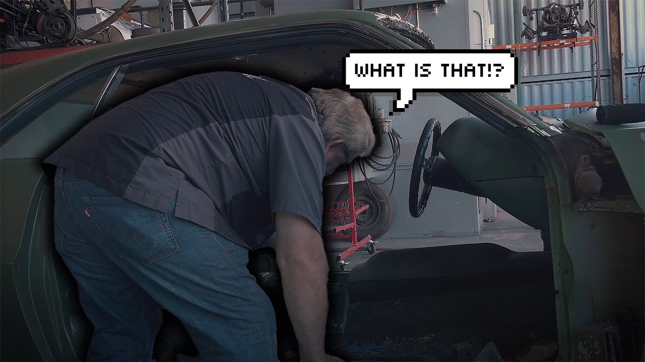 ОНИ НАШЛИ В МАШИНЕ ЧТО-ТО ЗАПРЕЩЕННОЕ...