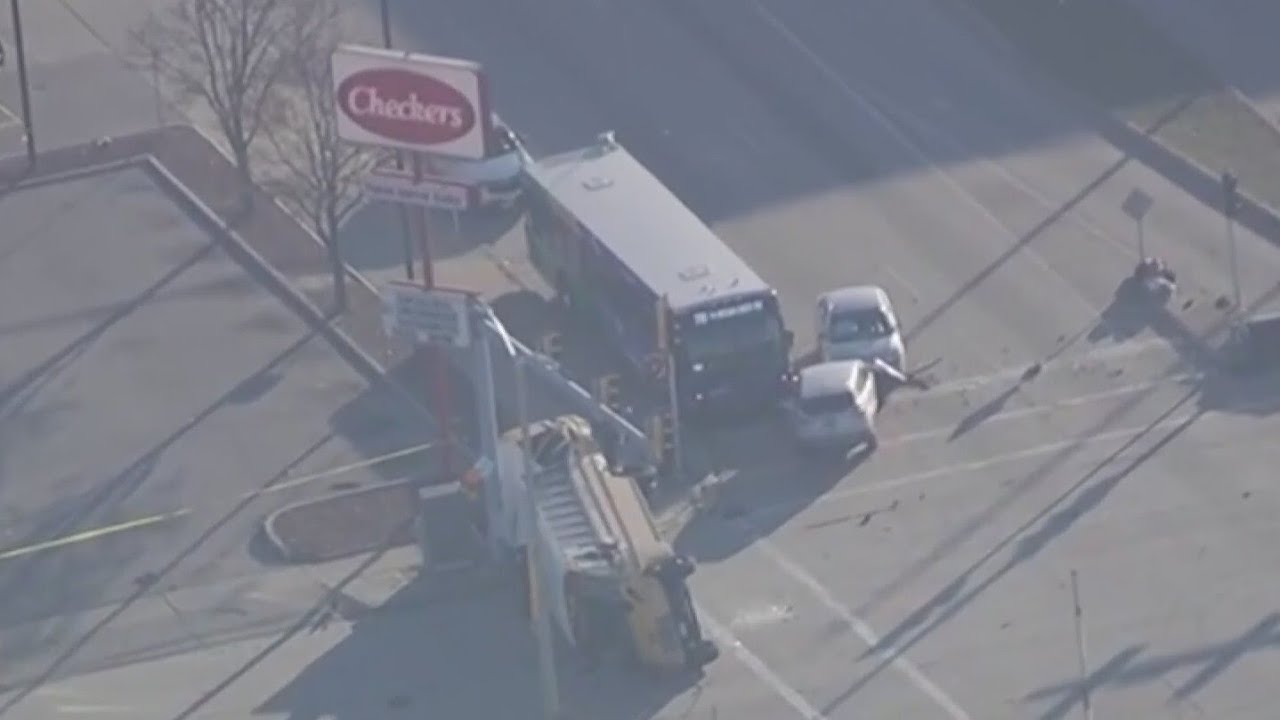 Chicago homicide suspect hits school bus in Milwaukee - YouTube