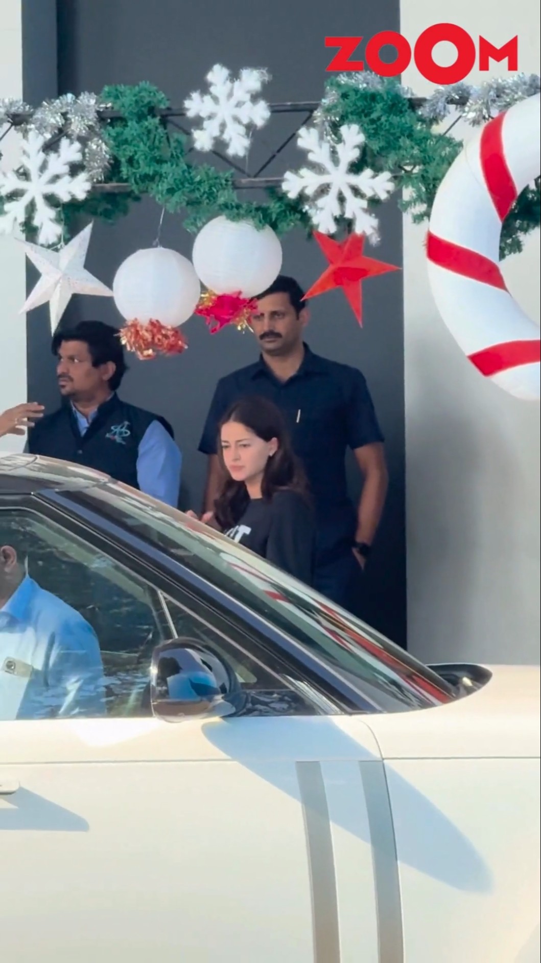 Ananya Panday's TINY WAVE to the people greeting her at the Kalina Airport #ananyapanday #shorts