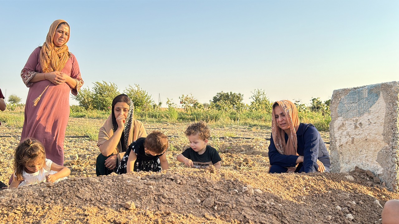 После стольких лет разлуки… Посещение могилы матери и отца 😢