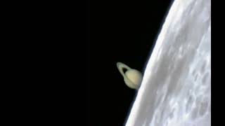 Saturno saliendo por detrás de la Luna