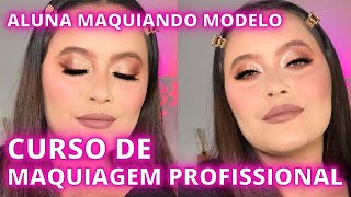 CURSO DE MAQUIAGEM PROFISSIONAL. ALUNA MAQUIANDO MODELO