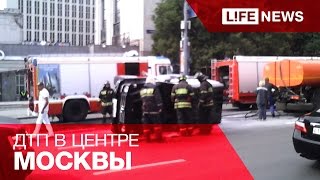 В центре Москвы перевернулся и загорелся «мерседес»(, 2015-08-03T12:44:57.000Z)