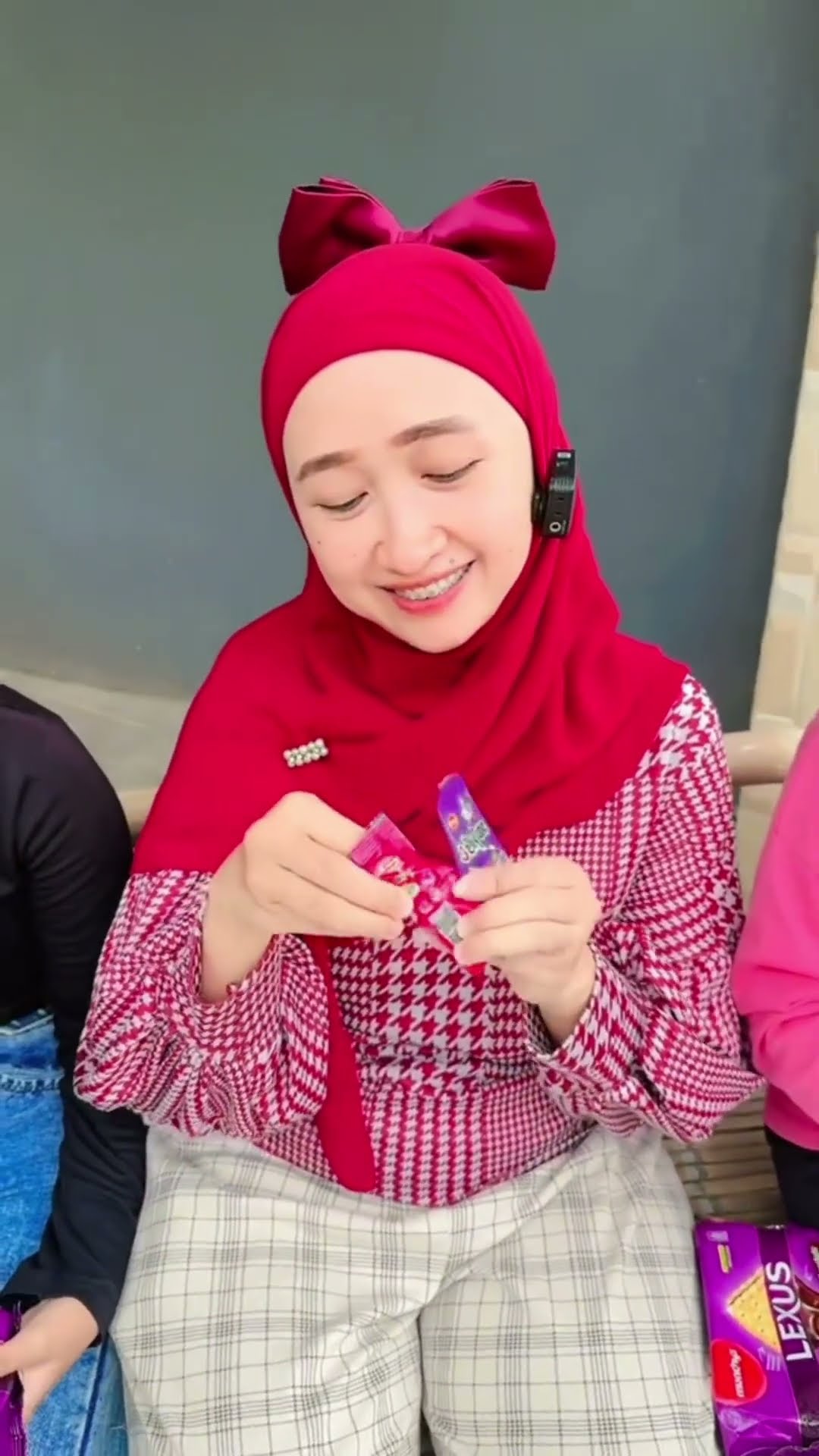 AINUN MALAH BAGI BAGI DUIT