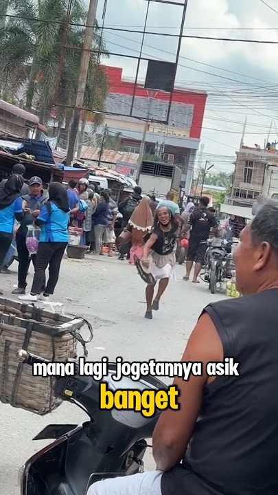 momen lucu ketika waria joget dipasar bikin ngakak ‼️‼️#waria #joget #dipasar #lucu #kocak #shorts