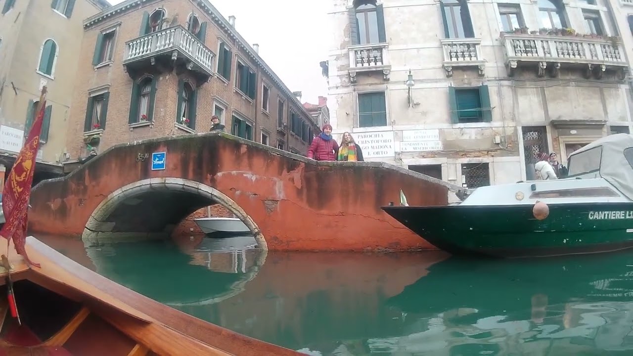 LA VENEZIA DEL SESTIER DI CANAREGIO VOGANDO TRA I SUOI RII DOLCEMENTE SENZA FRETTA PER AMMIRARLA_ak