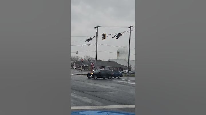 WATCH: Traffic light blows off and falls to ground