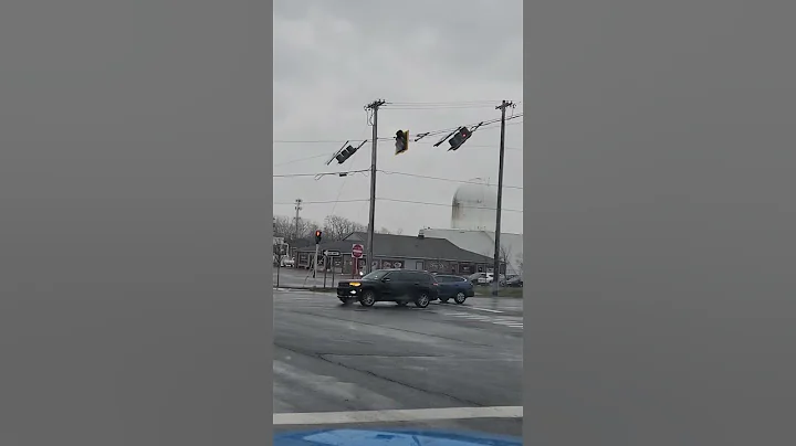 WATCH: Traffic light blows off and falls to ground - DayDayNews