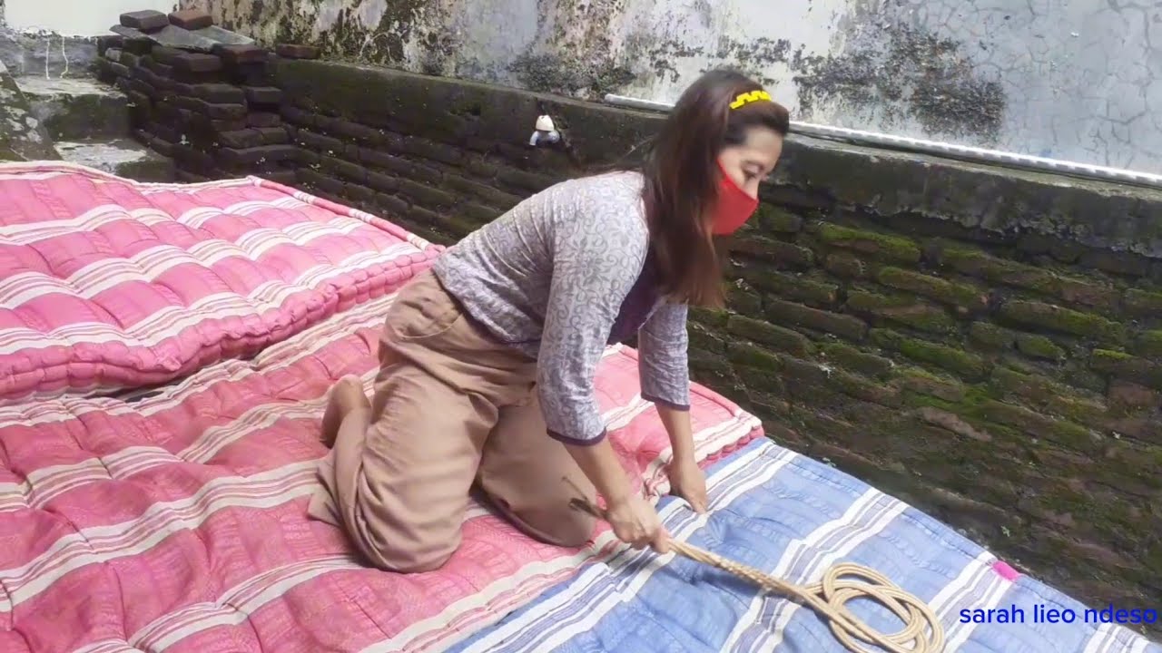 MESKIPUN KESIANGAN SARAH LIEO TETAP LANJUT JEMUR 4 KASUR KAPUK DI TERAS RUMAH TETANGGA