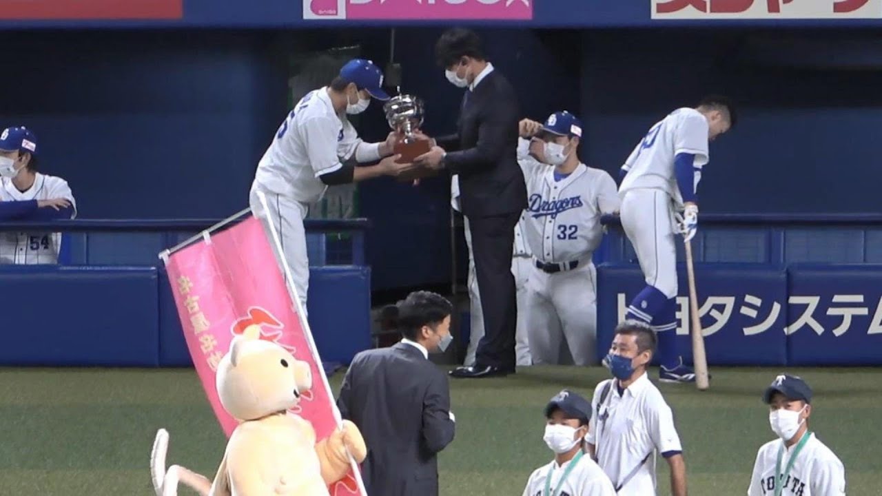 堂上剛裕から優勝カップを預かる福田。まるで自分が優勝したかのように頭を下げて受け取る(笑)(2022年8月26日) YouTube