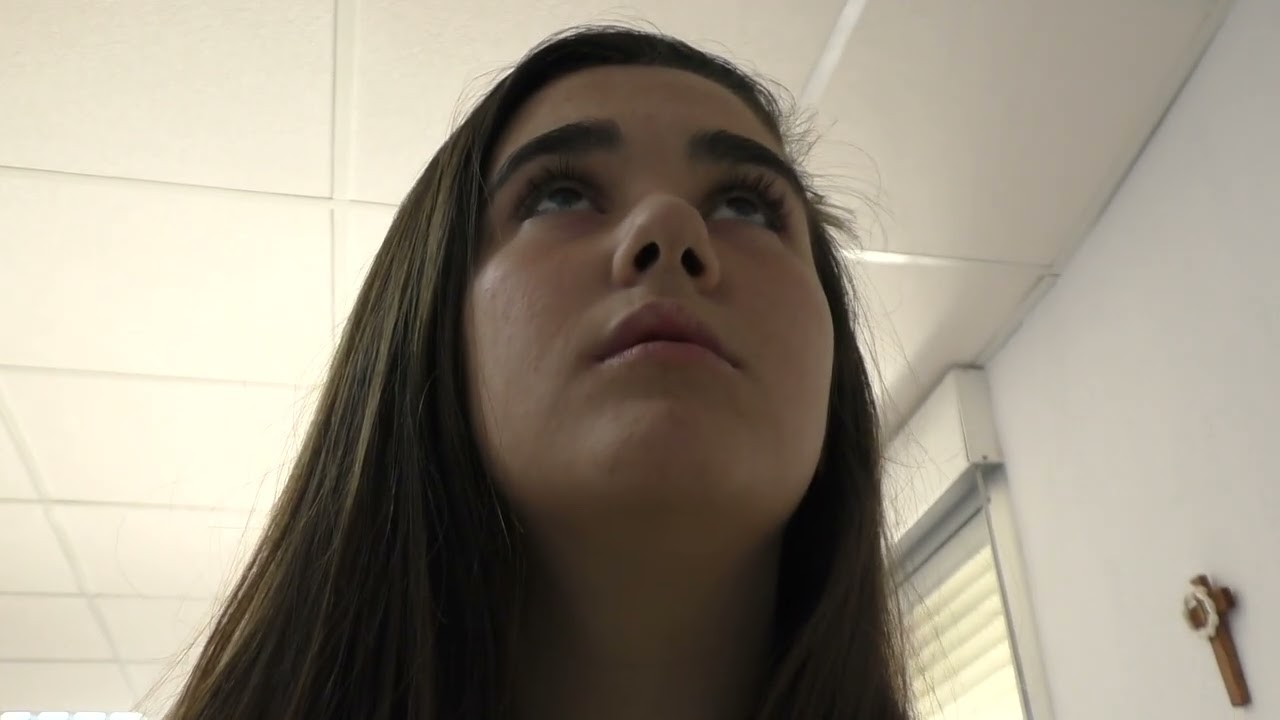 Dos mujeres unidas por el Crucificado.