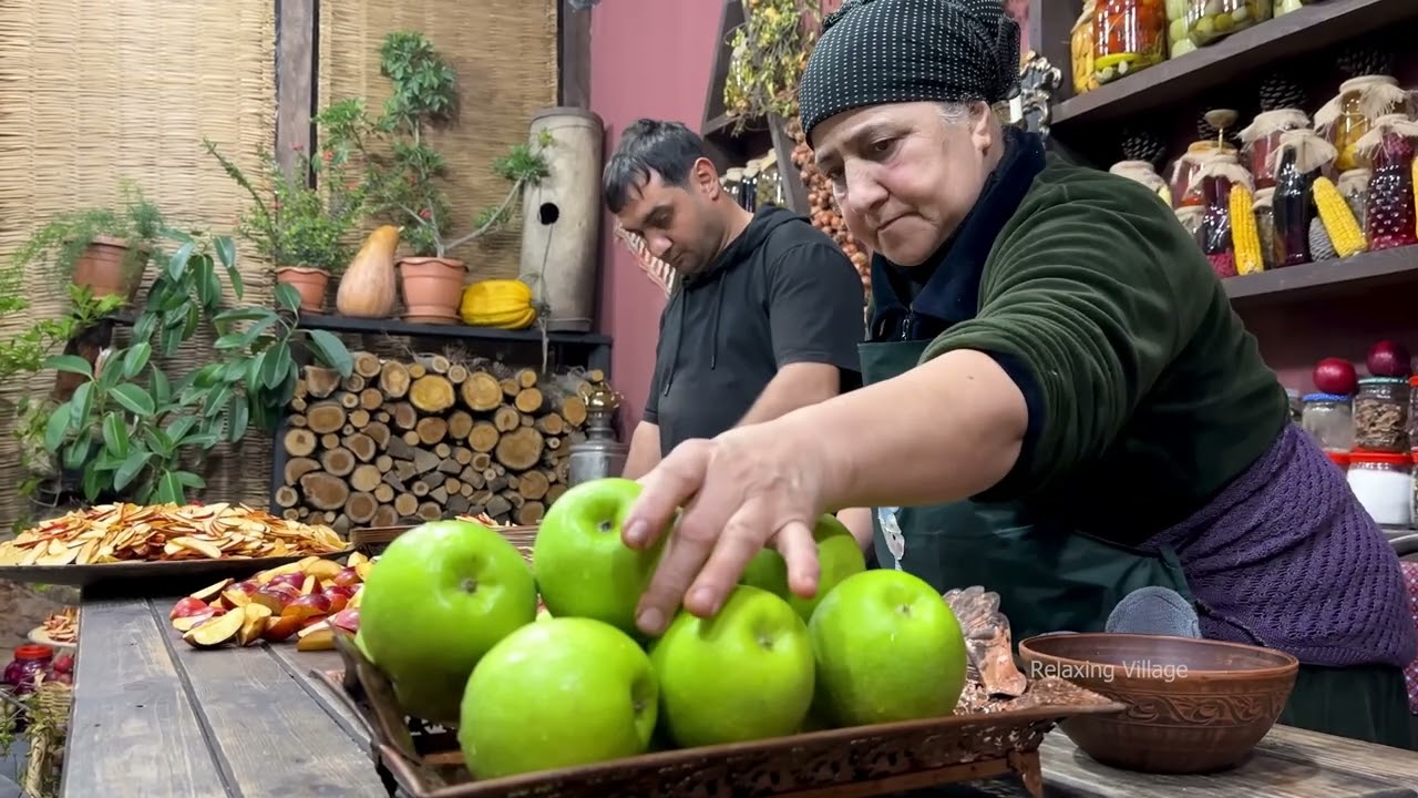 قطف تفاح مالوس نيدزويتزكيانا في القرية! الجدة تطبخ التفاح مع اللحم وتصنع مربى التفاح 🍎